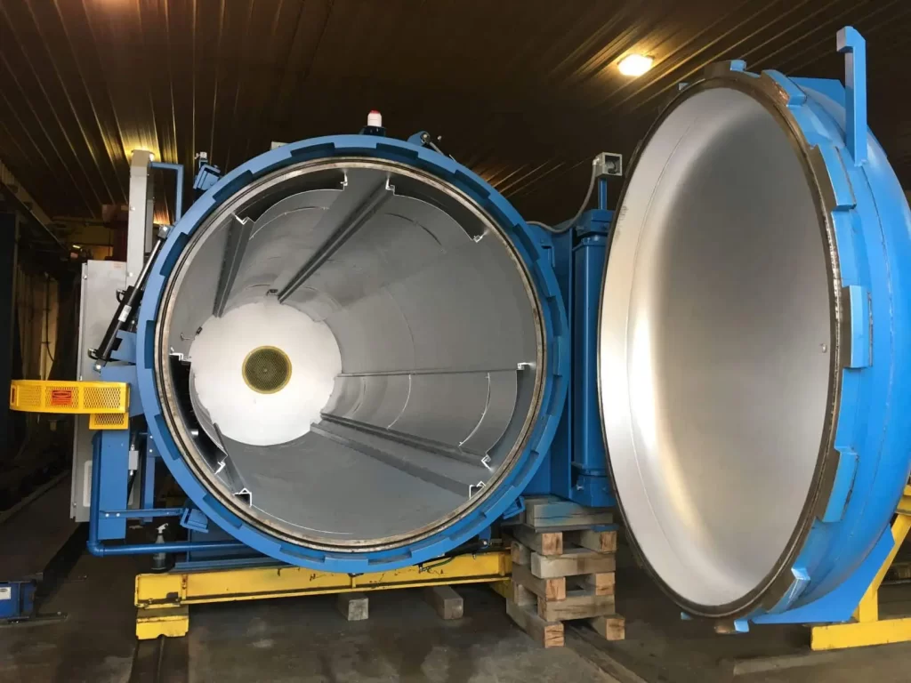 نمای داخلی یا مقطعی از کوره اتوکلاو که سیستم تأمین حرارت آن را نشان میدهد؛ شامل ردیفهایی از المنتهای حرارتی یا مبدلهای حرارتی که هوای داغ را به طور یکنواخت به داخل محفظه پخت تزریق میکنند.