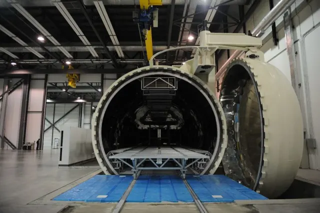 تصویری با جزئیات بالا از مکانیزم قفل هیدرولیکی یا مکانیکی درب اصلی یک کوره اتوکلاو، که پیچها و واشرهای آببندی تحت فشار بالا را برای حفظ کامل محیط فرآیند نشان میدهد.