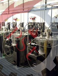 همزن مکانیکی صنعتی برای مخلوط‌کردن مواد شیمیایی در مخازن فرآیندی