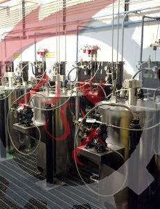 مخزن مخلوط‌کن مواد شیمیایی مجهز به همزن مکانیکی برای یکنواخت‌سازی ترکیبات