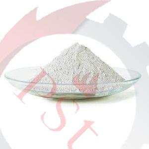 نمایی از یک خط تولید مواد شیمیایی با دستگاهها و لولههای متعدد و اپراتورهای در حال کار