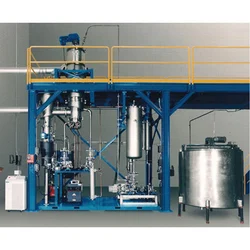 نمایی جامع از تجهیزات اصلی صنایع شیمیایی شامل راکتورها، برجهای تقطیر، مبدلهای حرارتی و سیستمهای انتقال مواد در یک کارخانه مدرن