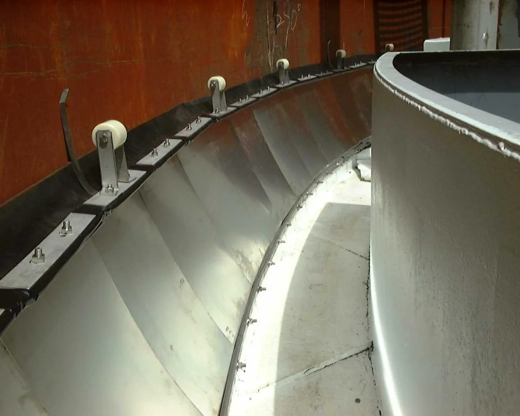 نمای داخلی آببندی سقف شناور و اتصال آن با بدنه مخزن ذخیرهسازی نفتی