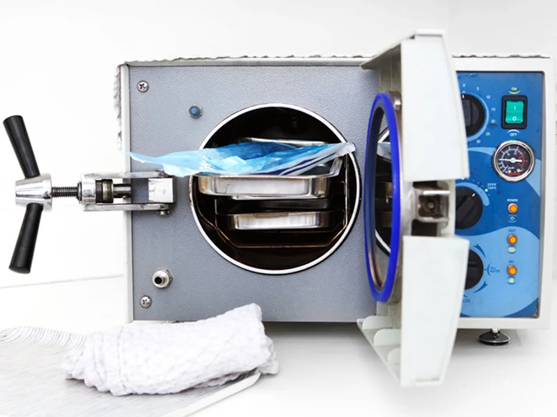 اتوکلاو صنعتی مورد استفاده برای استریلسازی و تولید کامپوزیت.