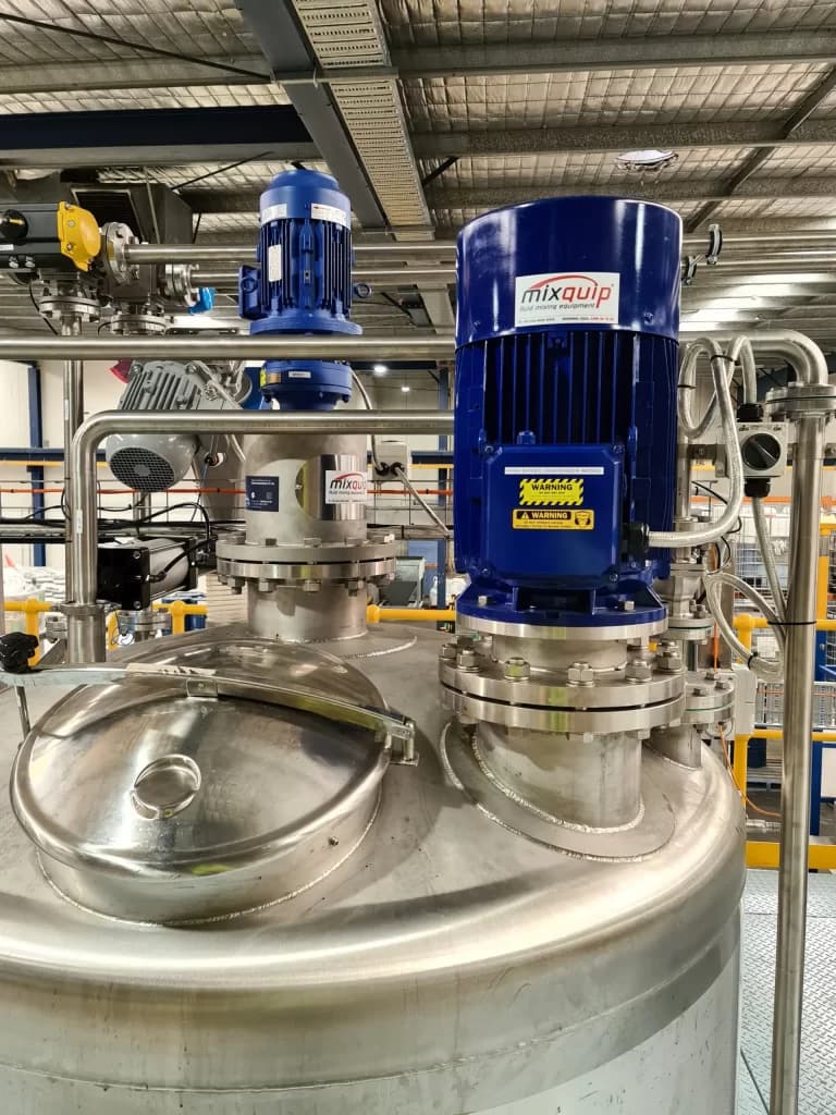 نمای نزدیک از میکسر صنعتی سنگین برای کاربردهای تولیدی بزرگ.