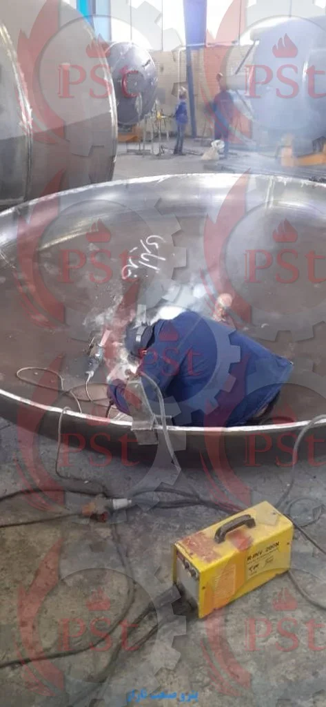 مونتاژ نهایی راکتور صنعتی در کارگاه شرکت پترو صنعت تاراز