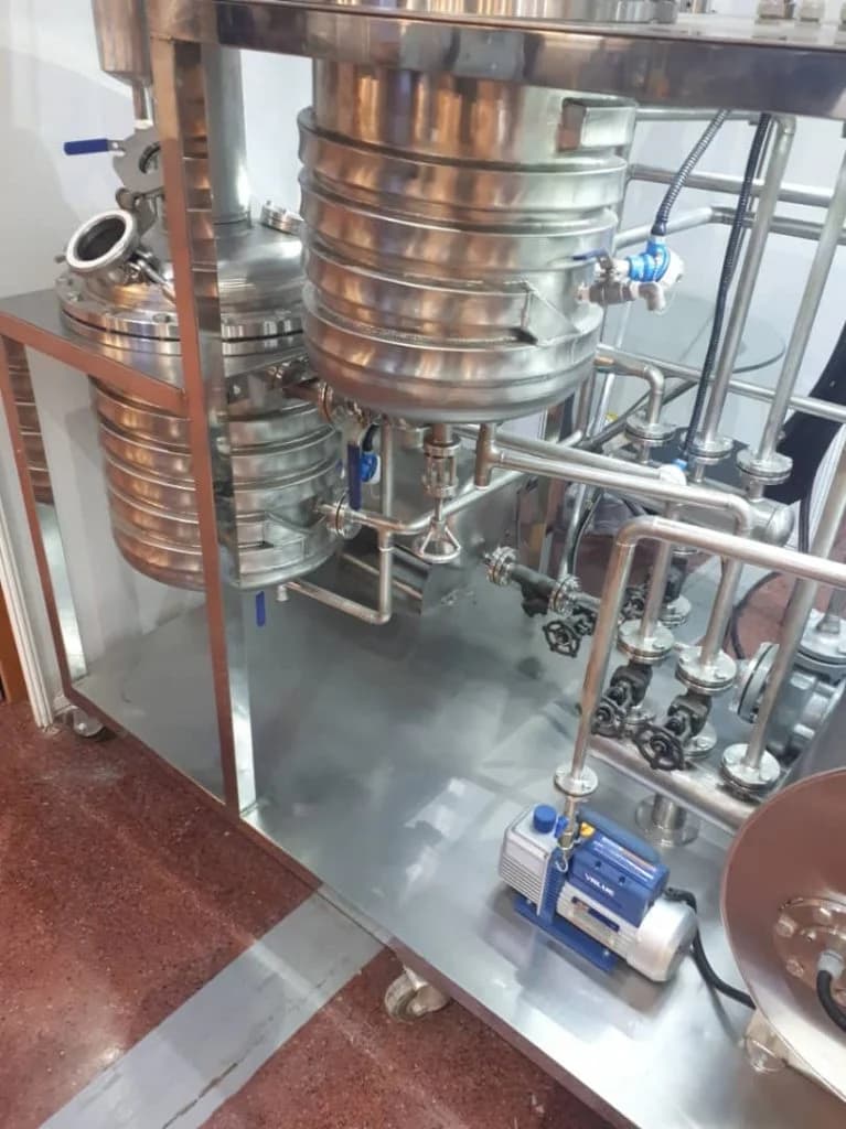 راکتور صنعتی برای انجام فرآیندها و واکنشهای شیمیایی