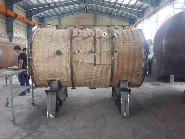 اجرای پوشش محافظ و عملیات رنگ‌آمیزی مخزن برای افزایش دوام و عایق‌کاری حرارتی