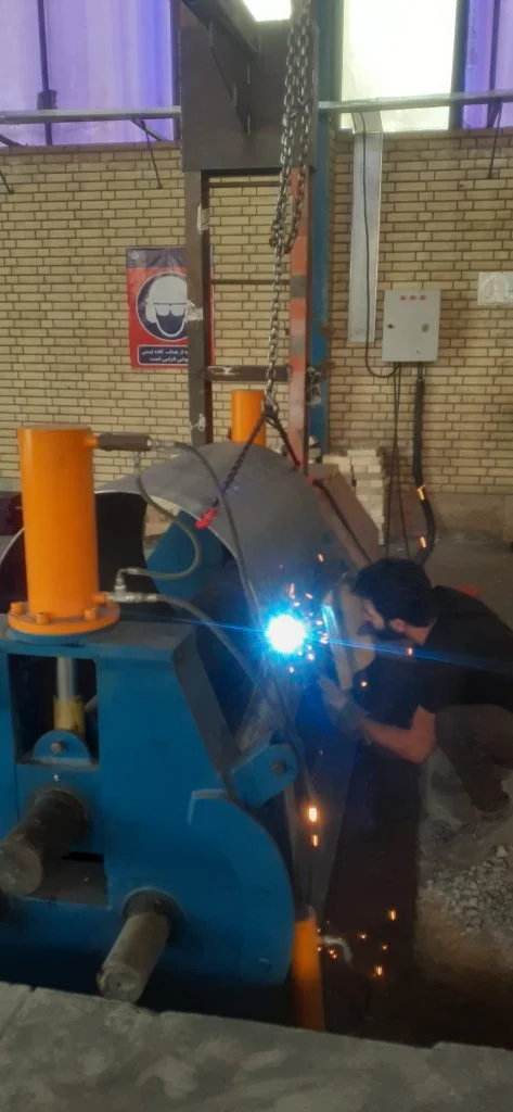 عملیات جوشکاری مخزن پالایشگاهی در کارگاه پترو صنعت تاراز