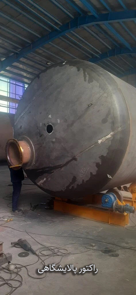 راکتور پالایشگاهی برای انجام واکنش‌های شیمیایی و فرایندهای صنعتی نفت و گاز