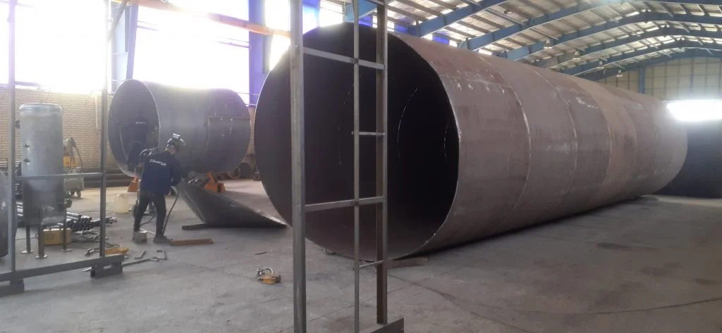 ساخت مخزن پالایشگاهی در کارگاه شرکت پترو صنعت تاراز با رعایت استانداردهای صنعتی