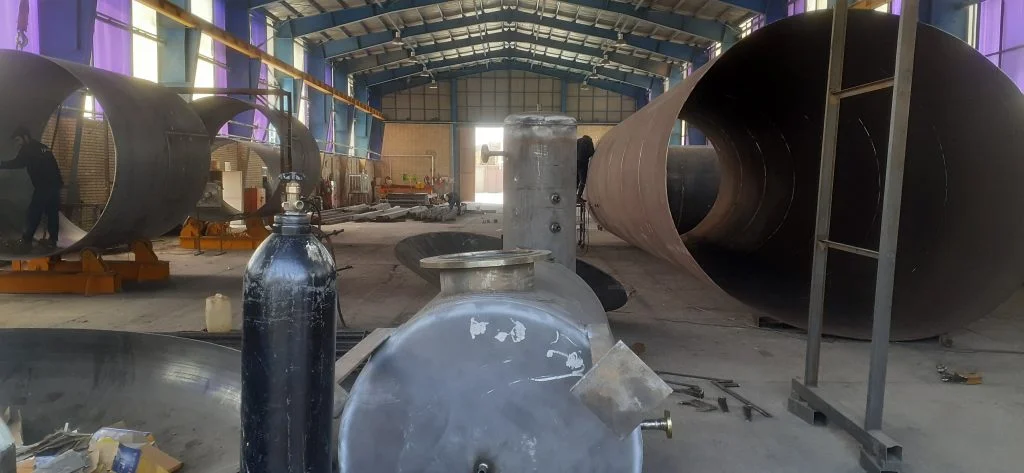 مونتاژ نهایی مخزن پالایشگاهی در کارگاه پترو صنعت تاراز