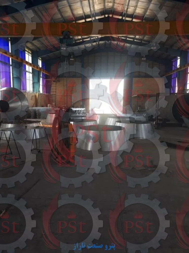 مخزن کروی صنعتی همراه با سازه نگهدارنده و پایههای تقویتی