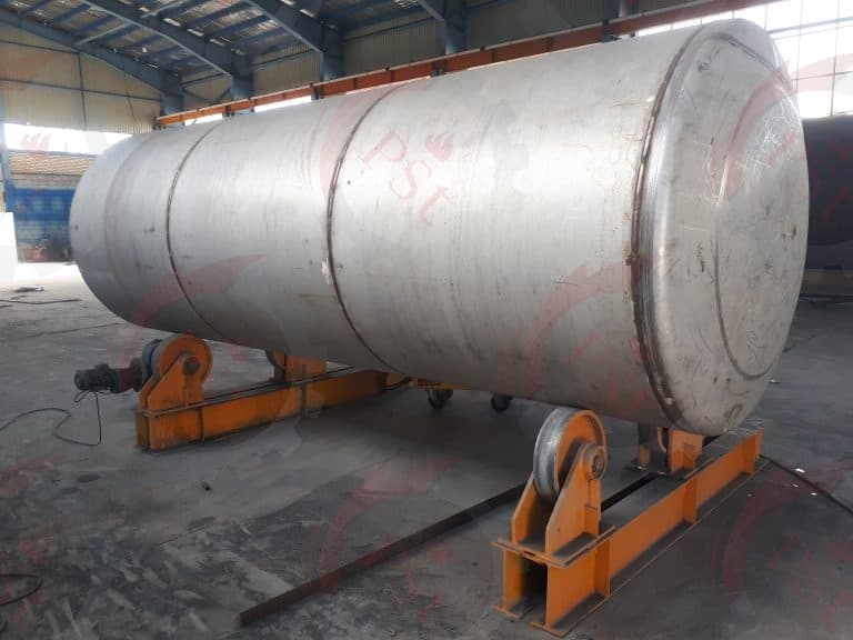 مخزن استیل در حال ساخت با فرآیندهای برش، نورد، مونتاژ و جوشکاری ورق‌های استنلس استیل