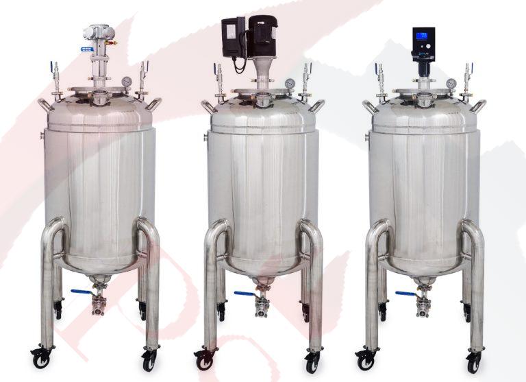 نمای وسیع از یک میکسر استیل نصب شده در قلب یک واحد فرآوری شیمیایی.