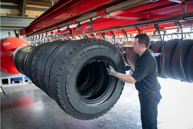 کارگاه روکش‌ کردن لاستیک همراه با ماشین‌آلات و مراحل تولید تایر روکشی